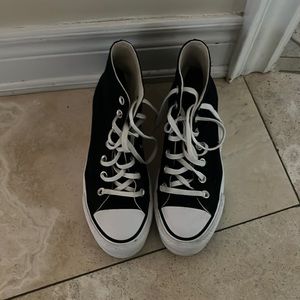 Size 6 women platform converse original only used a worn a couple of times.